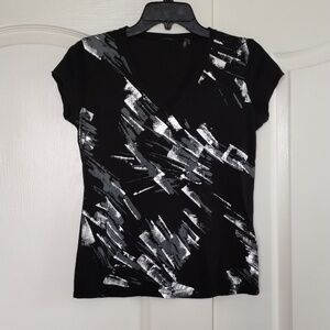 TAHARI black with silver metallic print size small fitted short sleeve tee vneck